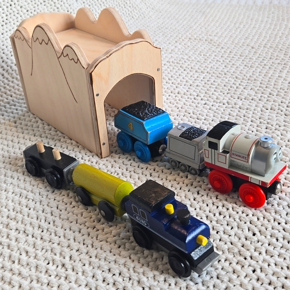 Wooden Train Tunnel Playset Kit with Trains - Picture 3 of 12